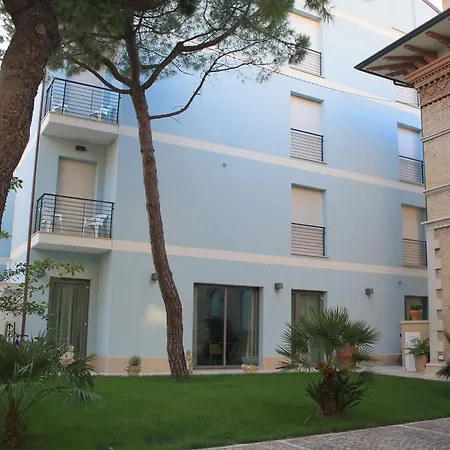 Hotel Chiaraluna 4*
