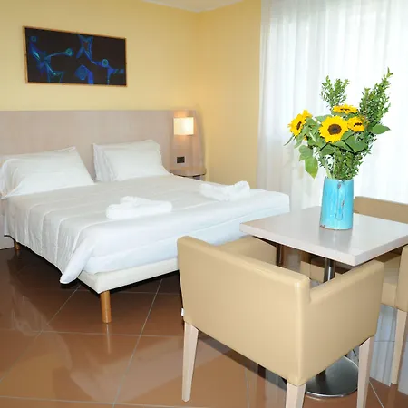 ホテル Chiaraluna 4*