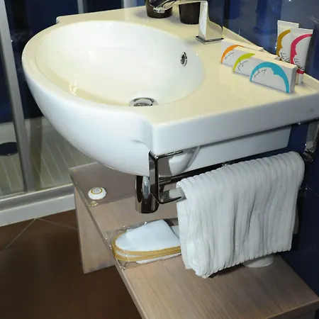 ホテル Chiaraluna チヴィタノーヴァ・マルケ