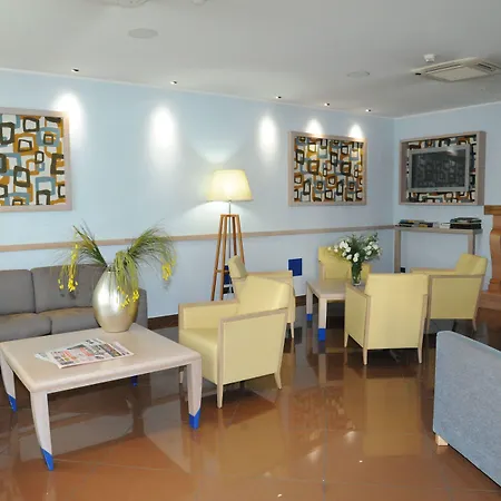 ホテル Chiaraluna チヴィタノーヴァ・マルケ