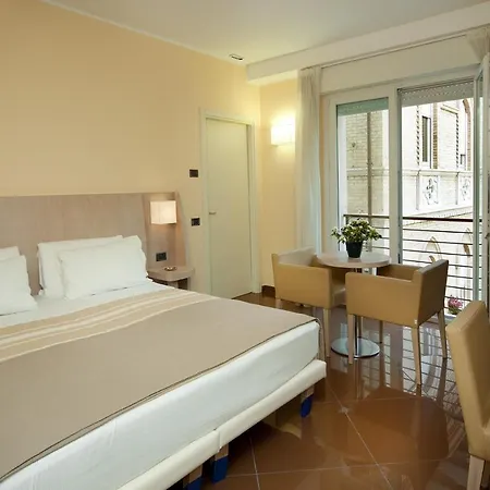 Hotel Chiaraluna 3*