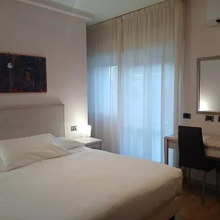 Hotel Chiaraluna 3*
