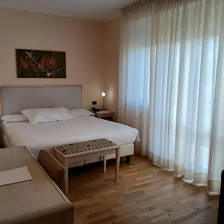 Hotel Chiaraluna 3*