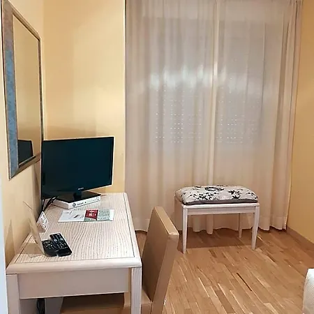 Отель Chiaraluna 3*