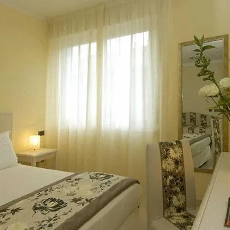 ホテル Chiaraluna 4*